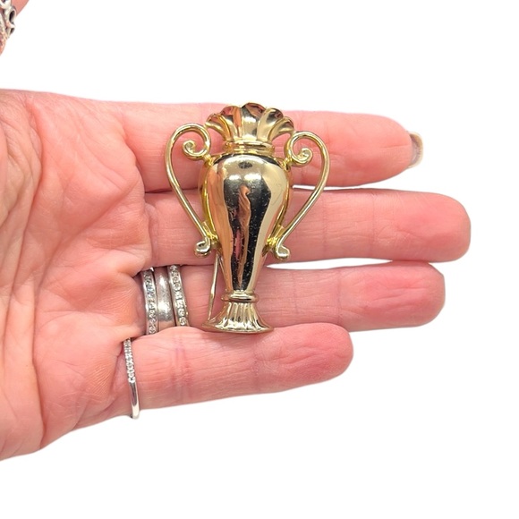 Vintage Signed 1940’s Monet Sterling Vermeil Urn Shaped Fur Clip - Picture 11 of 12